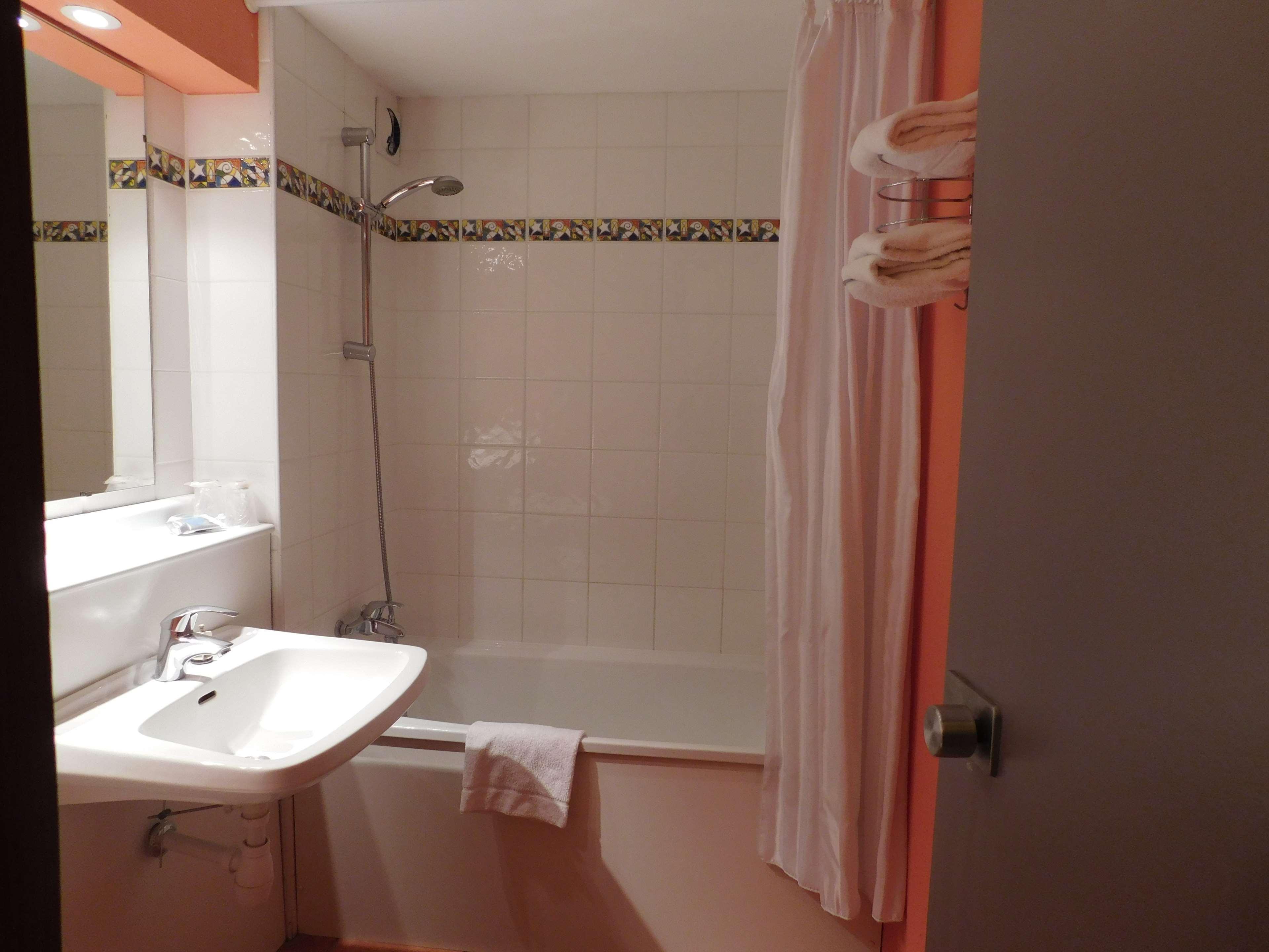 Kyriad Bellegarde - Genève Hotel 3*